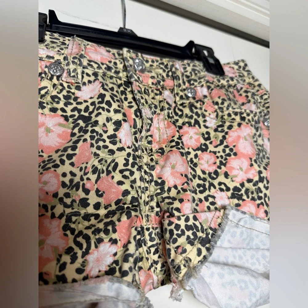 Miss Me‎ low-rise hibiscus floral leopard print fray denim shorts